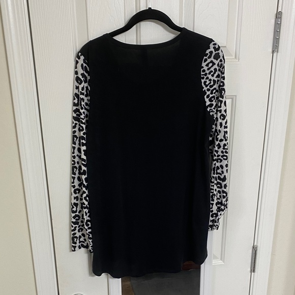 Gently Used - LulaRoe Lynnae Top (M) - Picture 2 of 6